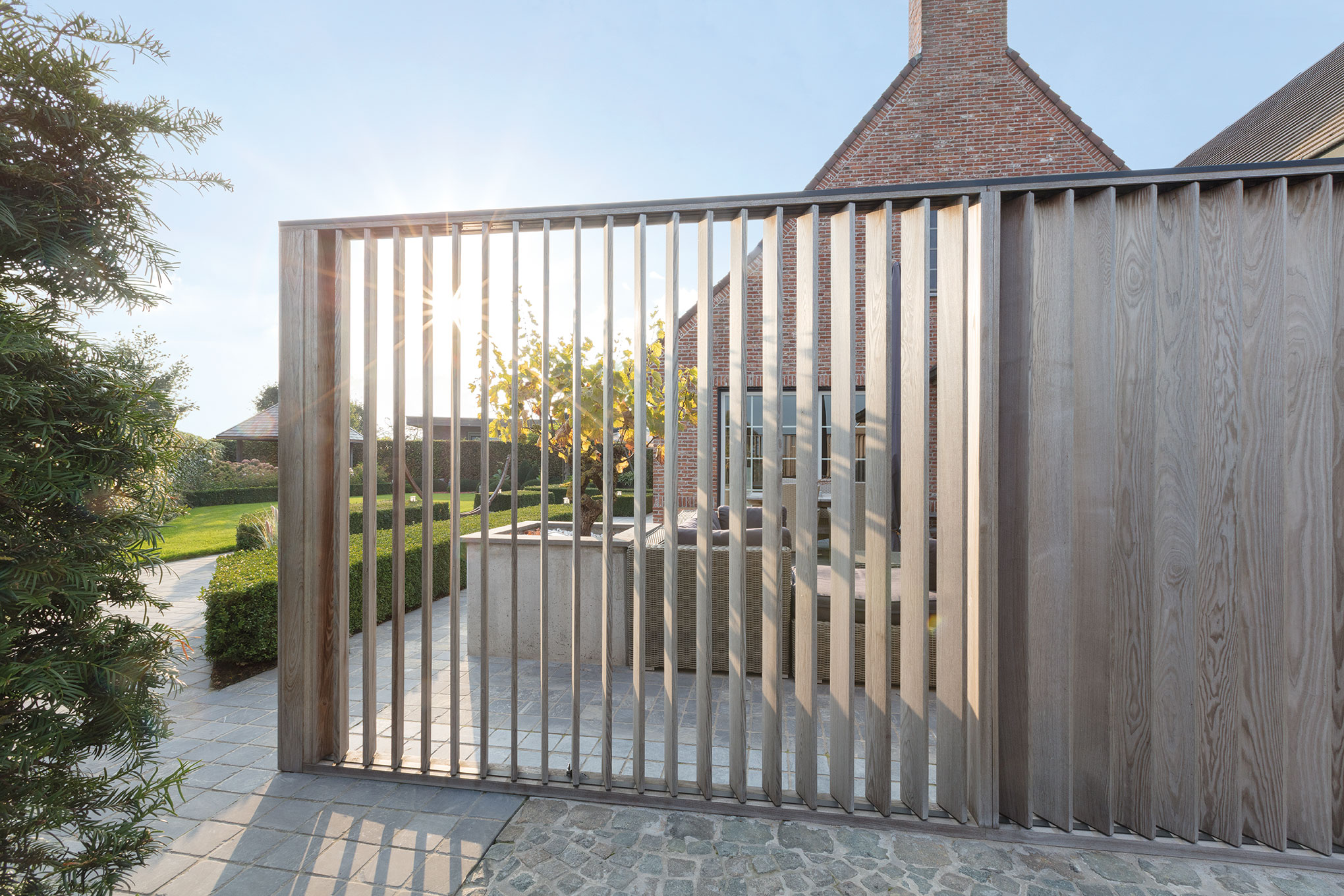 Moderne houten shutters als terrasafscheiding te Meulebeke | Livinlodge