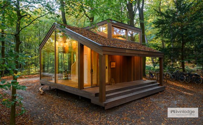 Houten huisje midden in de natuur