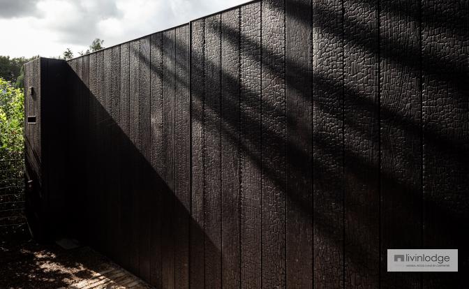 Moderne poort in gebrand hout Sint-Martens-Latem