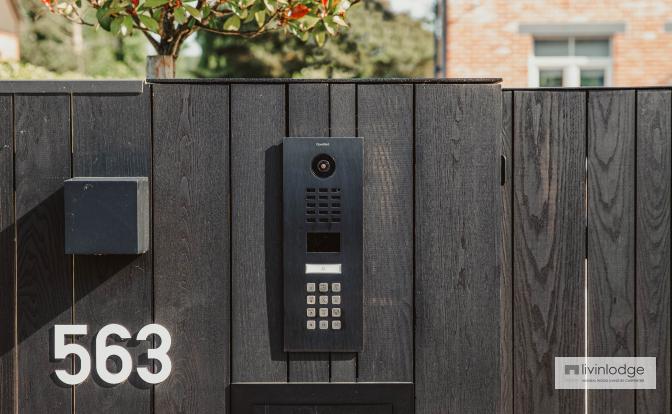 Aluminium poortpaal met houten bekleding en geïntegreerde accessoires