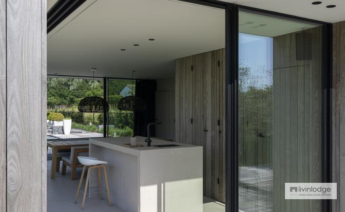 Poolhouse met minimalistische schuiframen