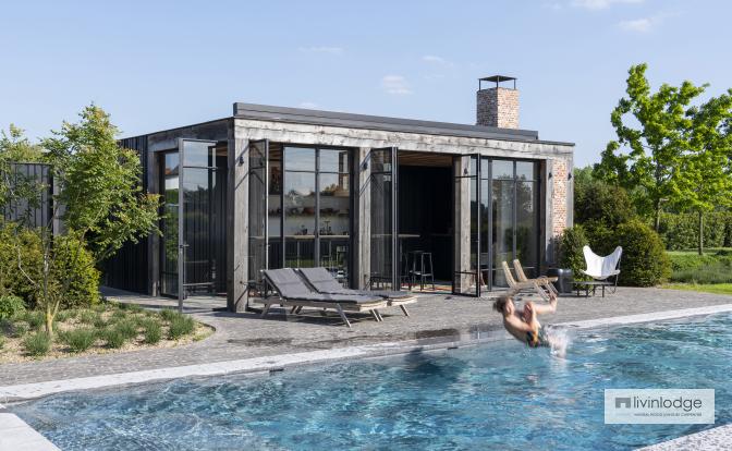 Eiken poolhouse met eigentijds design