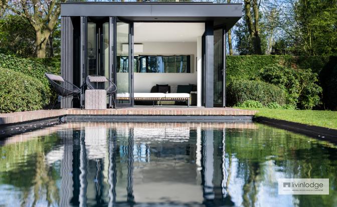 Moderne poolhouse met grote raampartijen en duurzame zwarte materialen