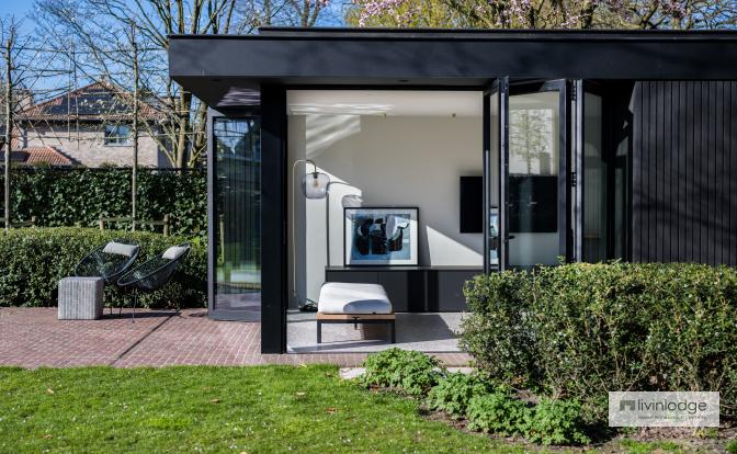 Zwarte poolhouse met hedendaagse uitstraling