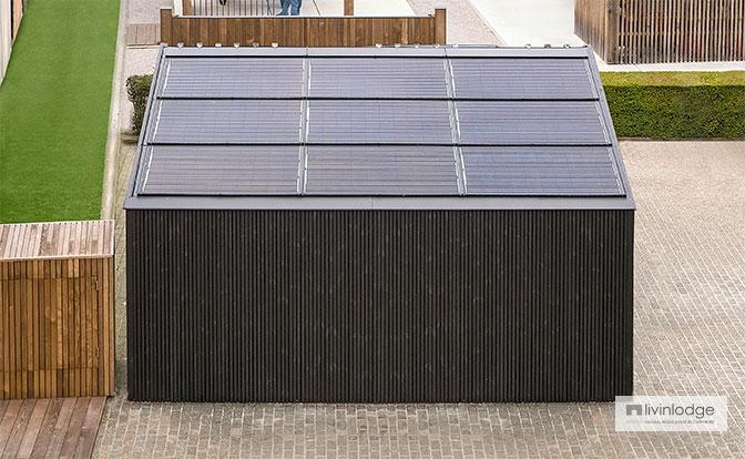 Moderne carport met geïntegreerde zonnepanelen