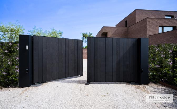 Houten draaipoort met zwarte afwerking