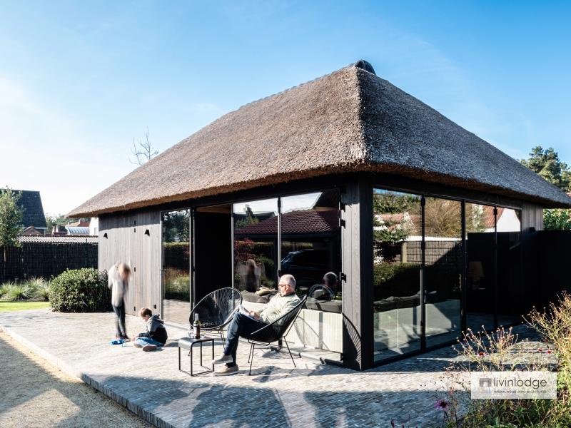 Eiken poolhouse met thermisch essen gevelbekleding De Haan