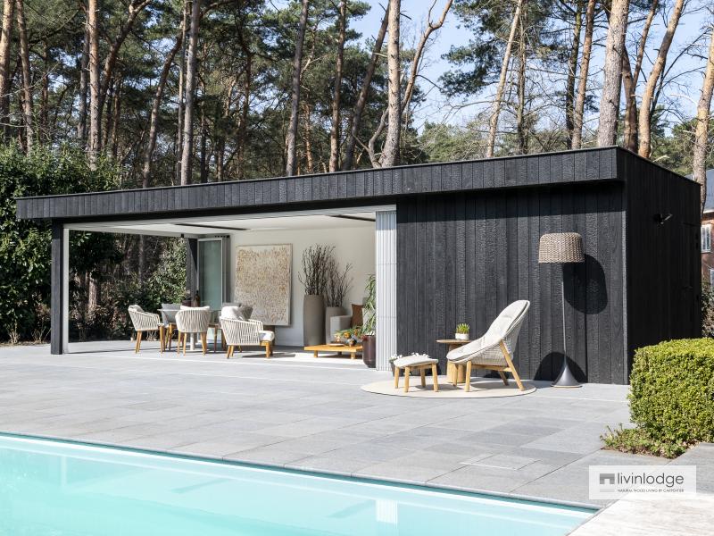 Moderne poolhouse met tuinberging in gebrand hout