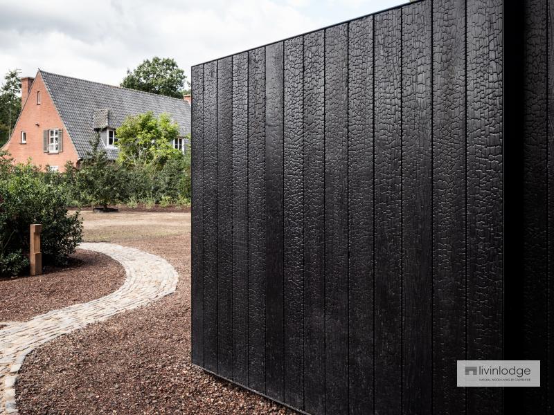 Moderne poort in gebrand hout Sint-Martens-Latem