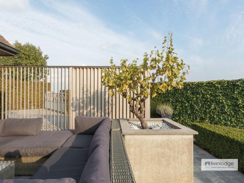 Moderne houten shutters als terrasafscheiding te Meulebeke