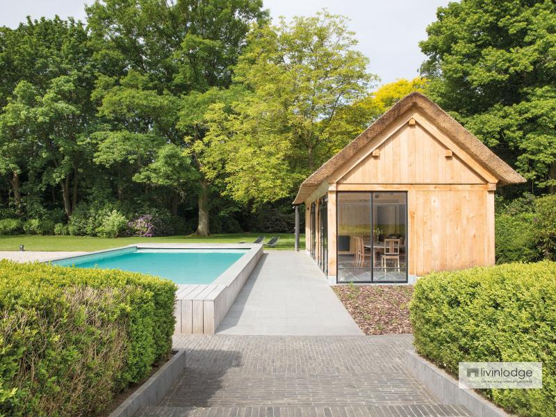 Eiken poolhouse met rieten dak te Grimbergen