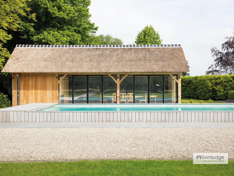 Eiken poolhouse met rieten dak te Grimbergen