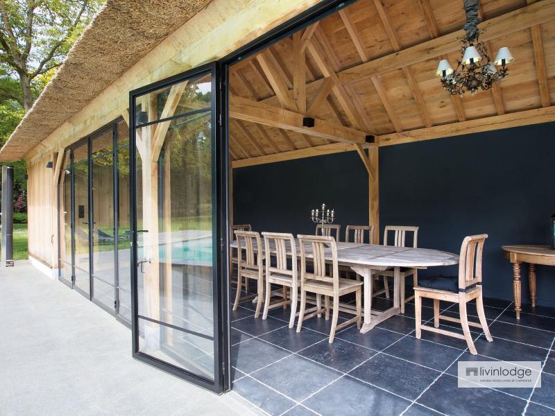 Eiken poolhouse met rieten dak te Grimbergen