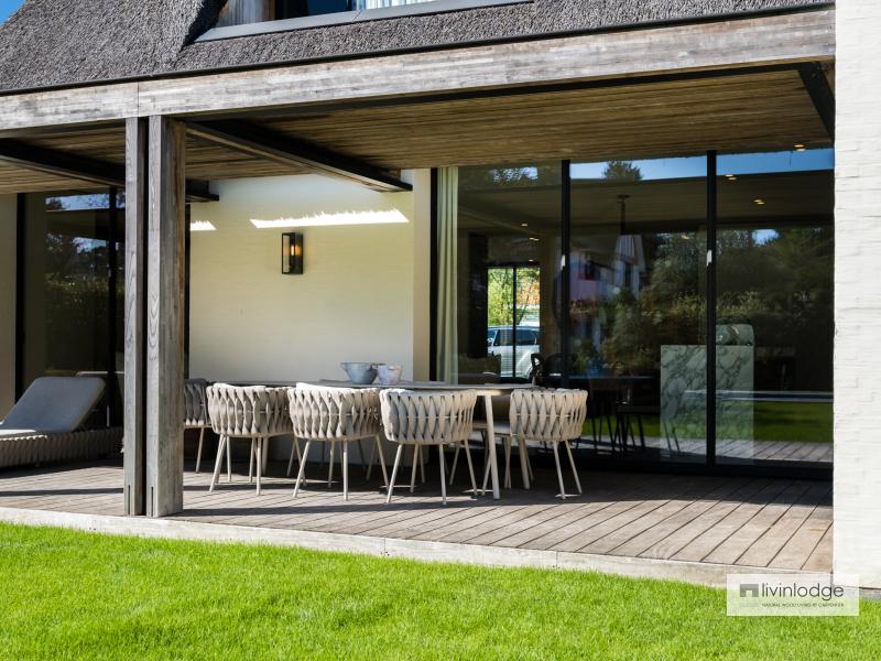 Houten zonwering met terrasoverkapping