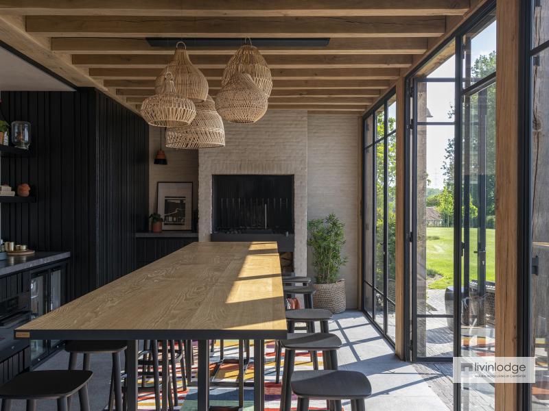 Eiken poolhouse met eigentijds design