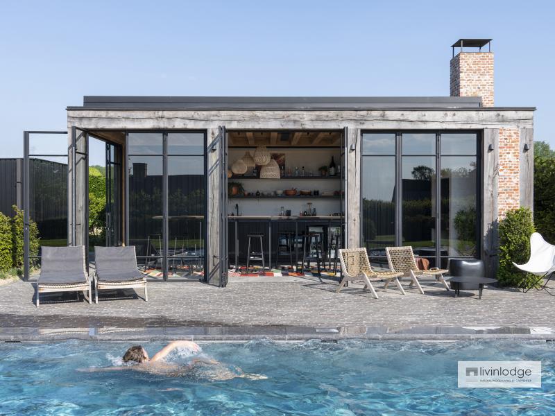 Eiken poolhouse met eigentijds design