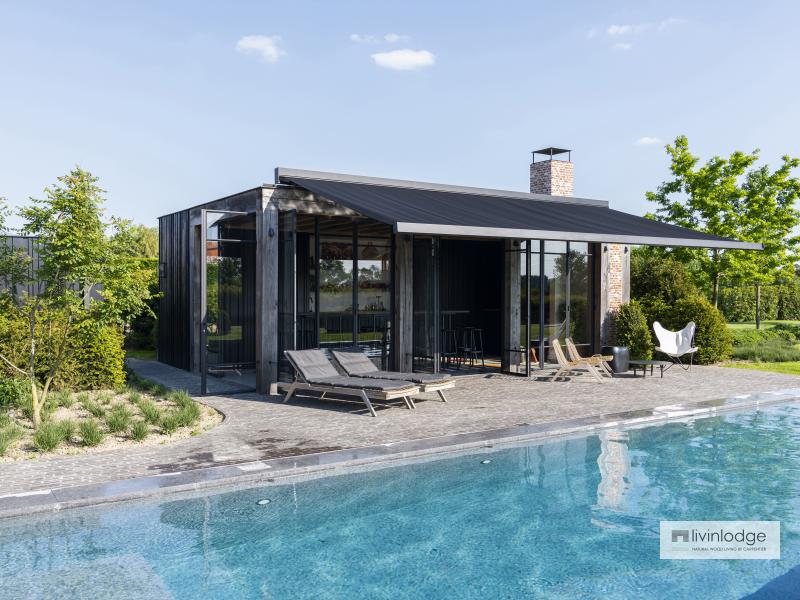 Eiken poolhouse met eigentijds design