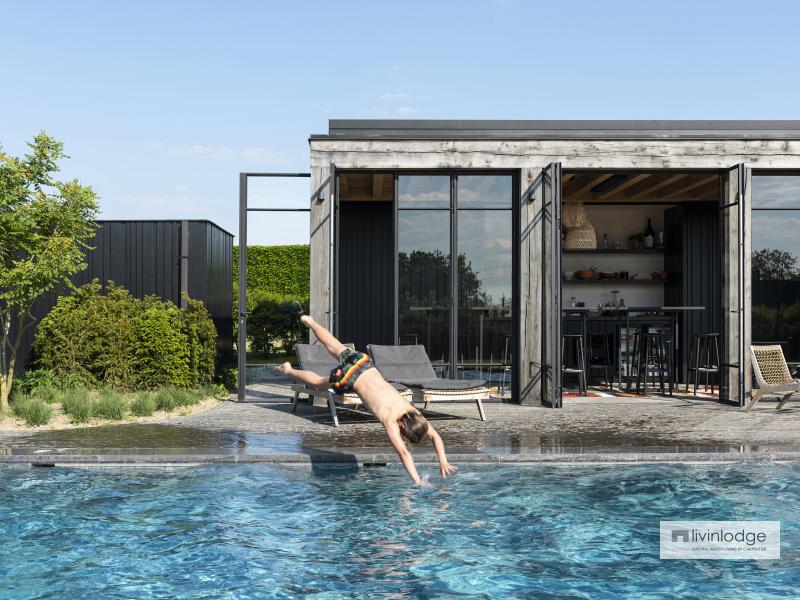 Eiken poolhouse met eigentijds design