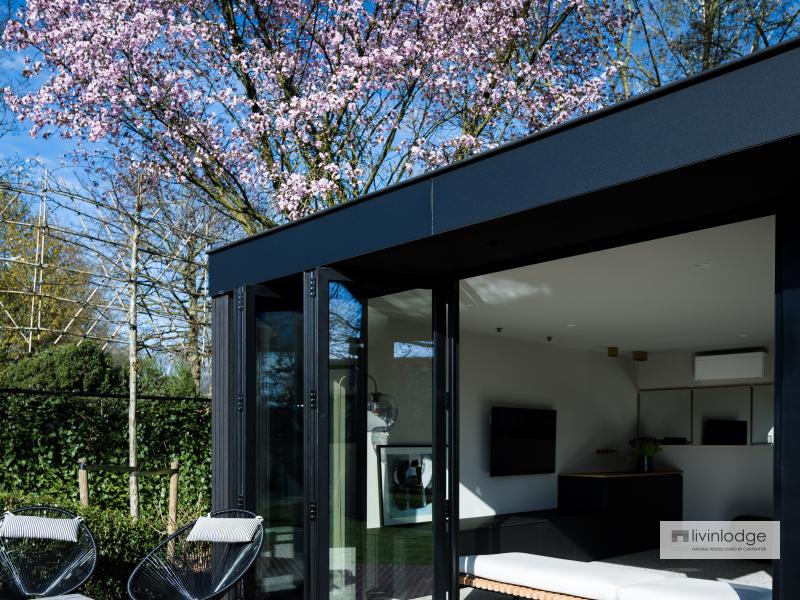 Lentesfeer rondom modern zwarte poolhouse