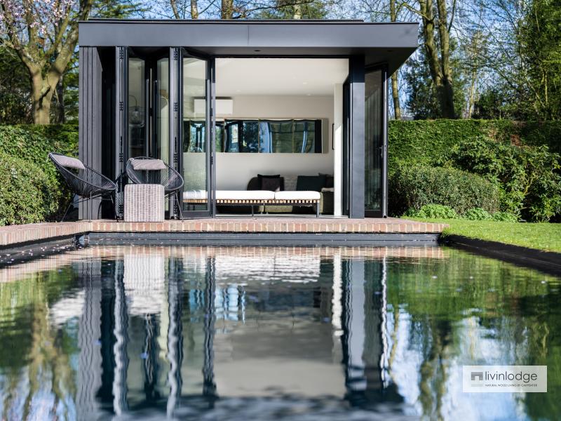 Strak houten bijgebouw als poolhouse