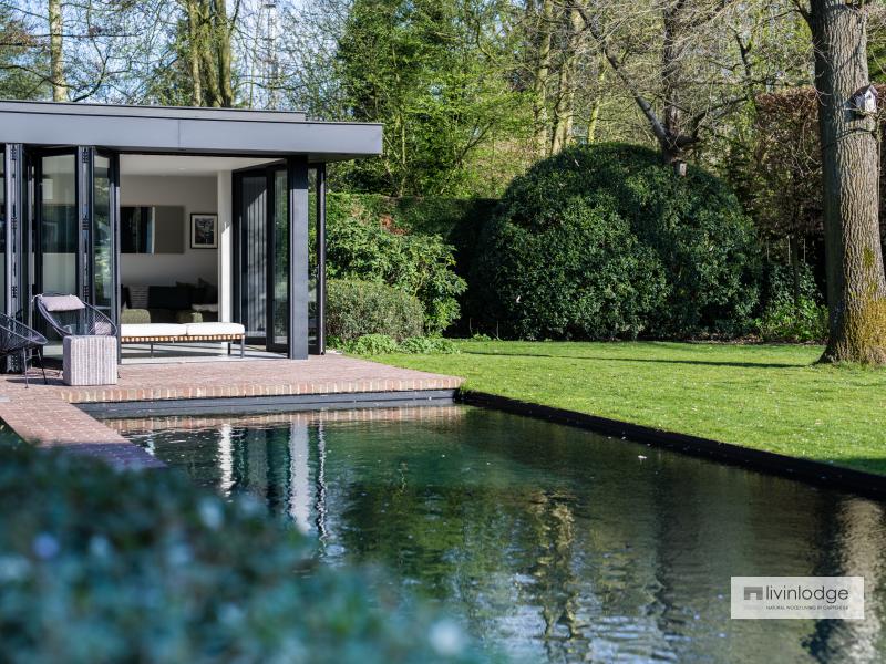 Moderne poolhouse als oase van rust aan rand zwembad