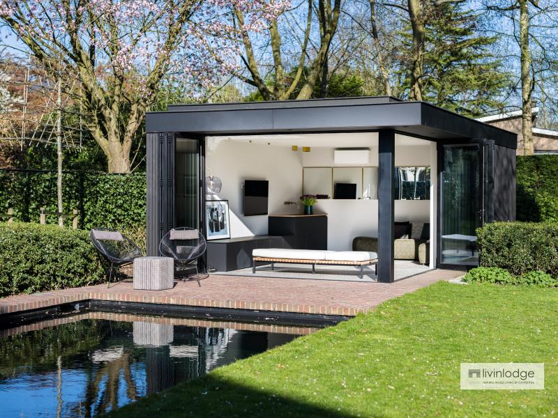 Strakke poolhouse met tijdloos design baadt in het licht