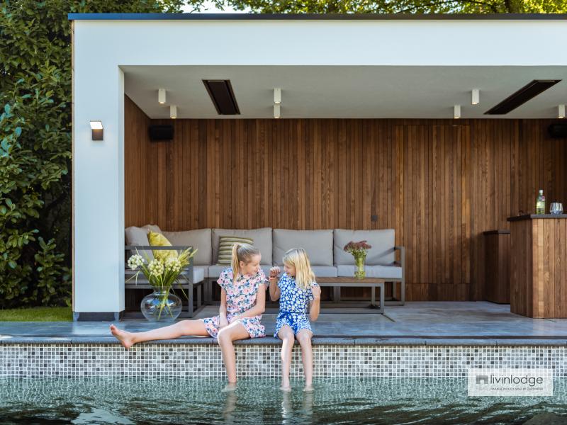 Moderne poolhouse in hout en witte crepi te Schoten | Houten bijgebouwen op maat 