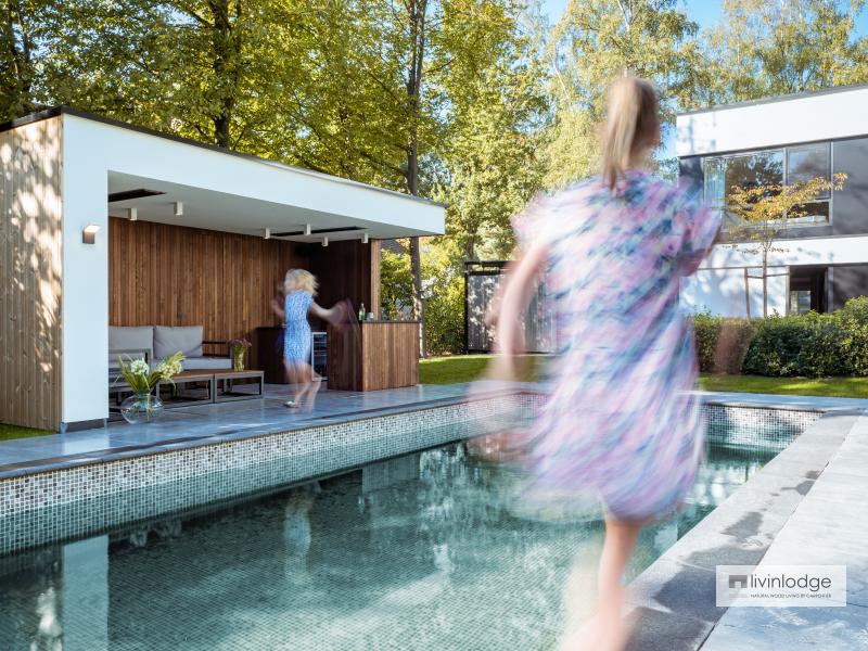 Moderne poolhouse in hout en witte crepi te Schoten | Houten bijgebouwen op maat 