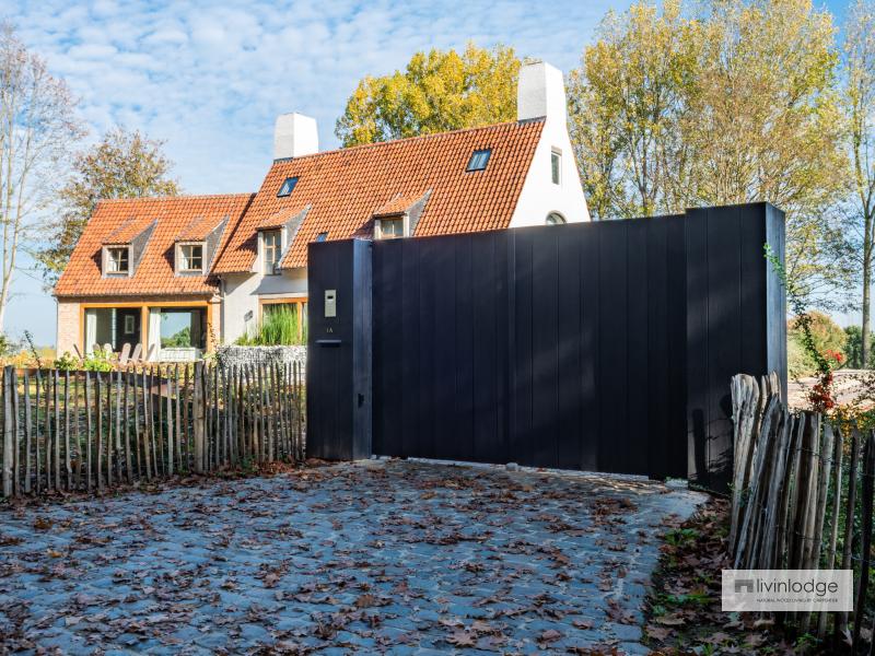 Eiken poort in gebrand hout