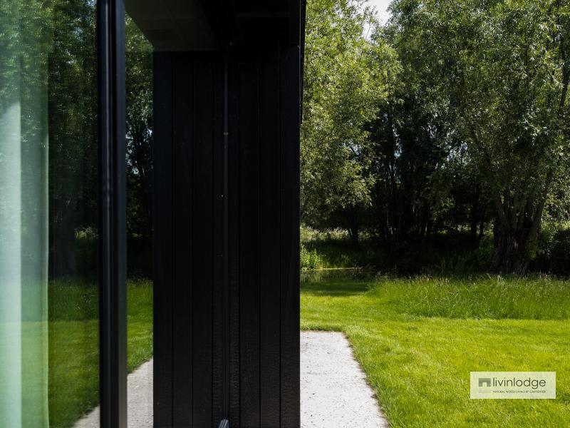 Moderne aanbouw in houtskelet met weids zicht op de omringende natuur