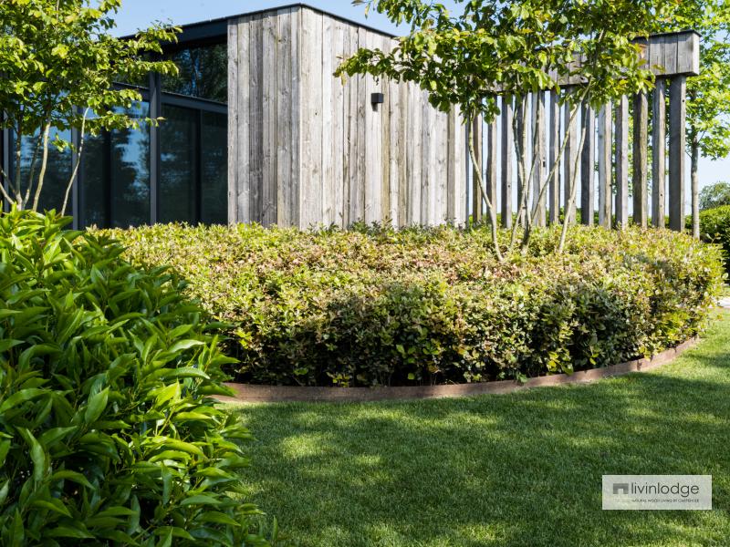 Houten bijgebouw met barnwood gevelbekleding