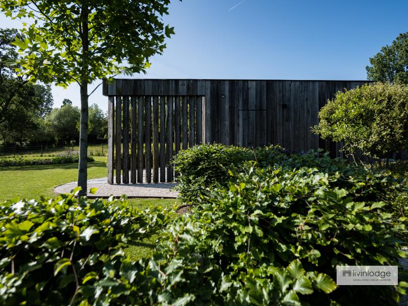 Barnwood bijgebouw gaat op in de natuurlijke omgeving