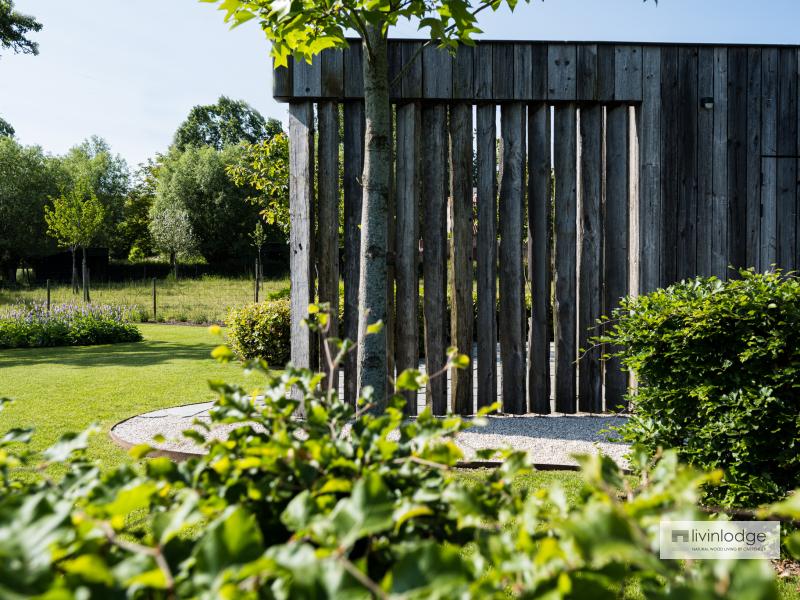 Houten bijgebouw met barnwood gevelbekleding 