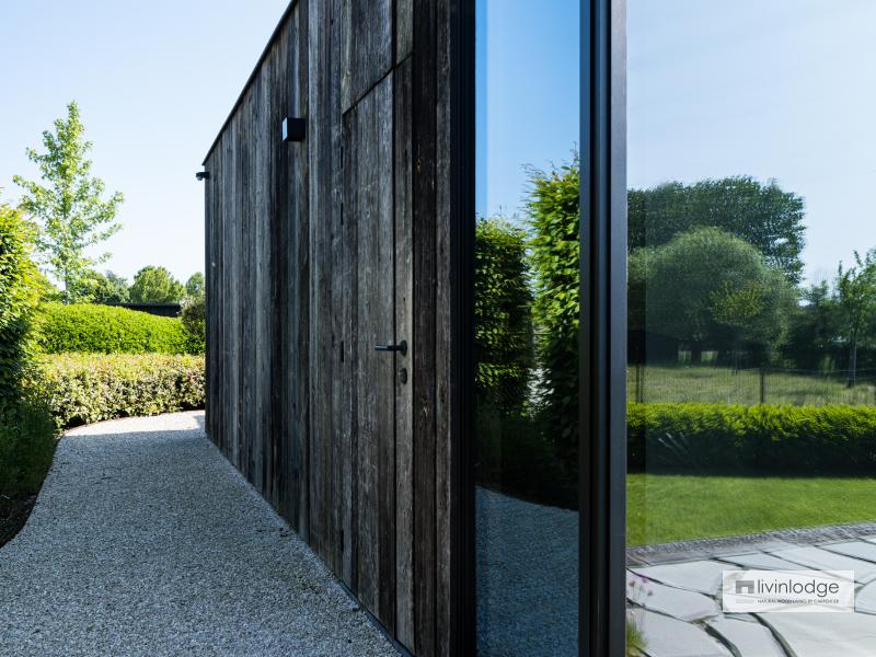 Barnwood deur mooi geïntegreerd in gevel houten bijgebouw