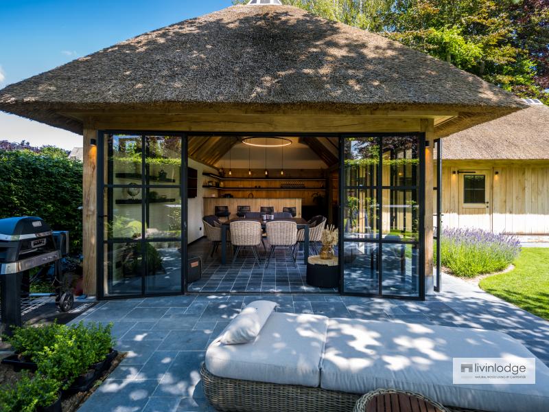 Klassieke eiken poolhouse met moderne toets