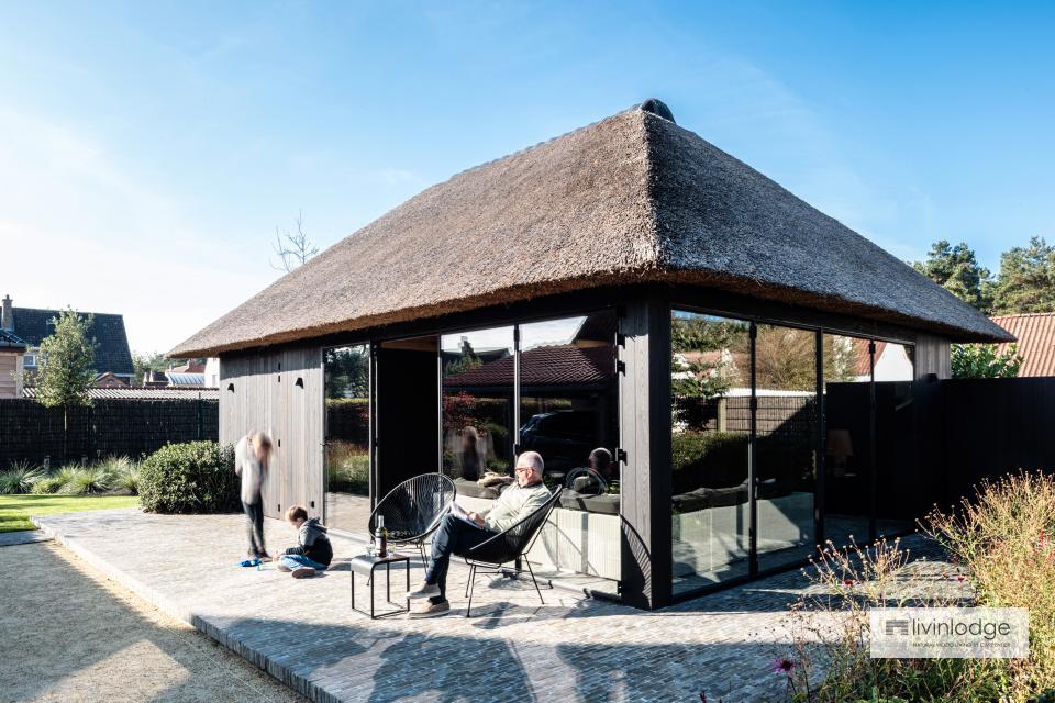 Eiken poolhouse met thermisch essen gevelbekleding De Haan