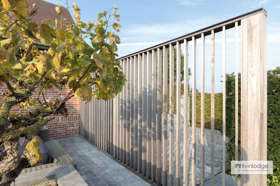 Moderne houten shutters als terrasafscheiding te Meulebeke