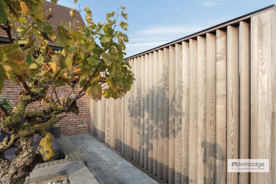 Houten shutters op terras voor privacy en bescherming