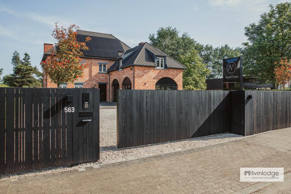 Moderne houten schuifpoort met bijpassende omheining