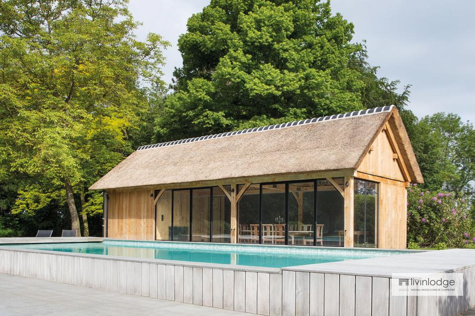 Eiken poolhouse met rieten dak te Grimbergen