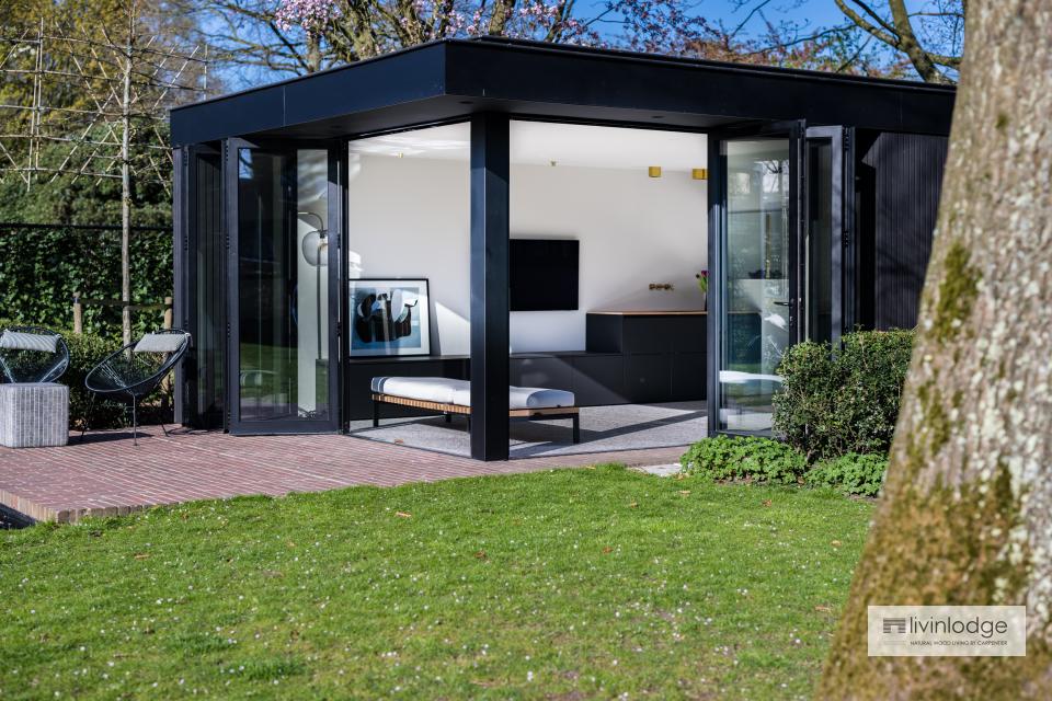 Moderne poolhouse met grote glaspartijen en strakke zwarte afwerking