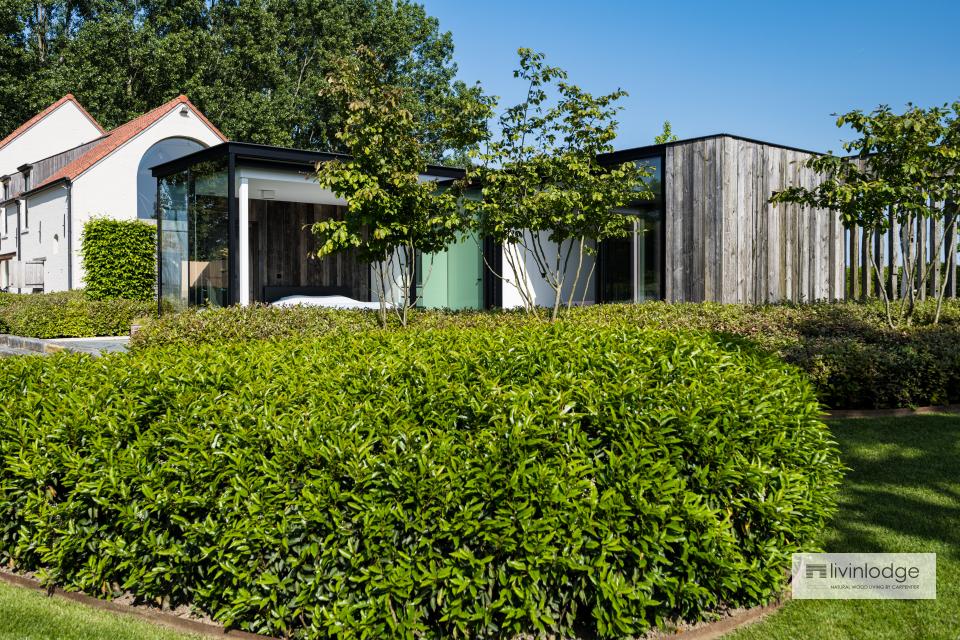 Modern houten bijgebouw met barnwood gevelbekleding