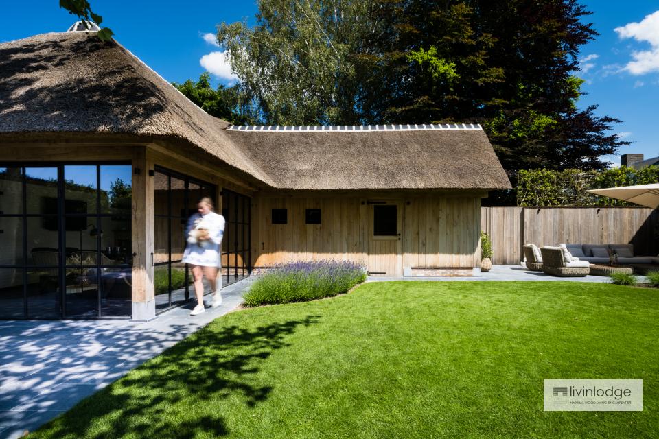 Eiken poolhouse met rieten dak en stalen ramen