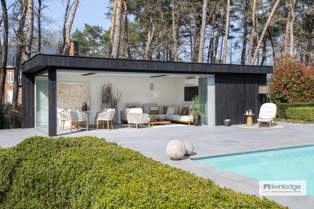 Moderne poolhouse in zwart gebrand hout