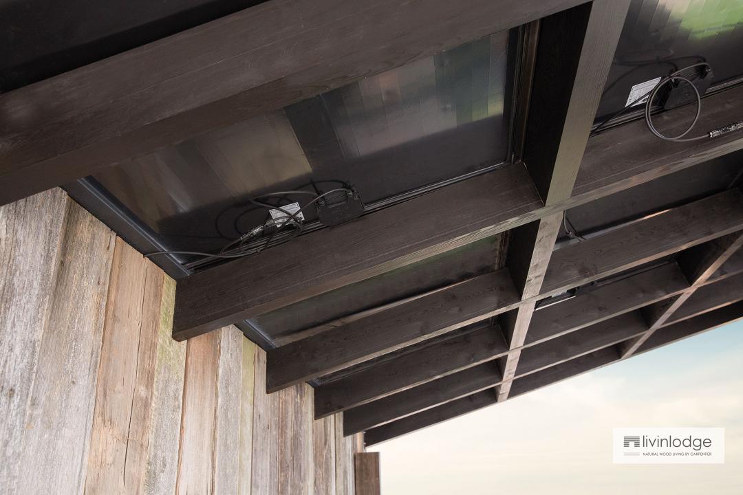 Zonnepanelen fungeren als dak van moderne carport