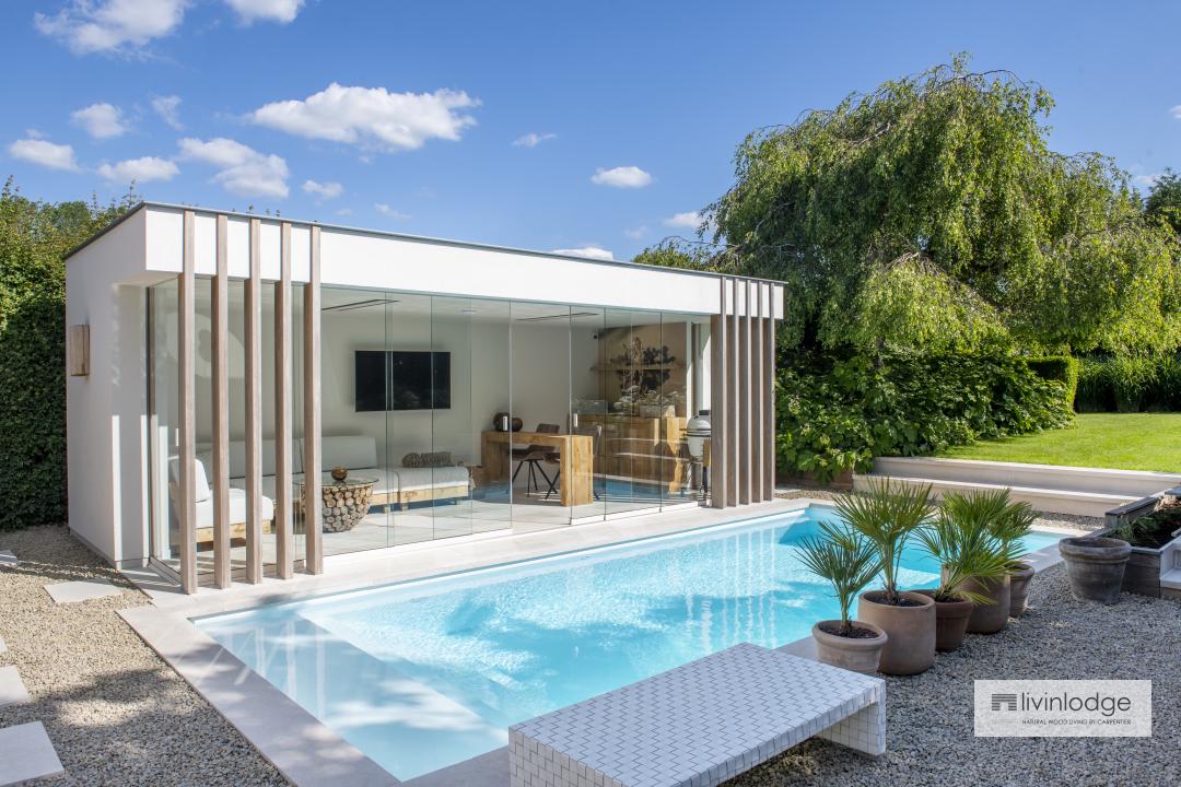 Moderne tuinkamer in crepi met houtaccenten