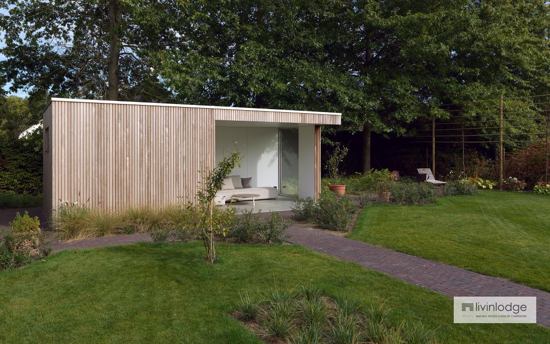 Moderne tuinberging met overdekt terras | Houten bijgebouw op maat