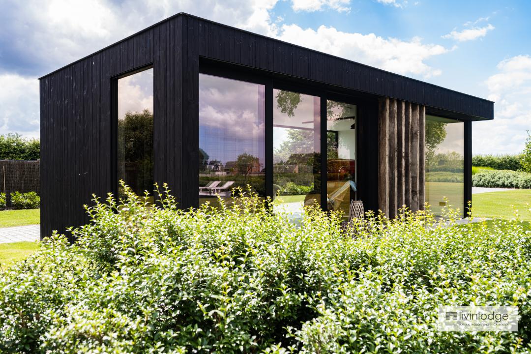 Moderne houten tuinkamer met zwarte afwerking