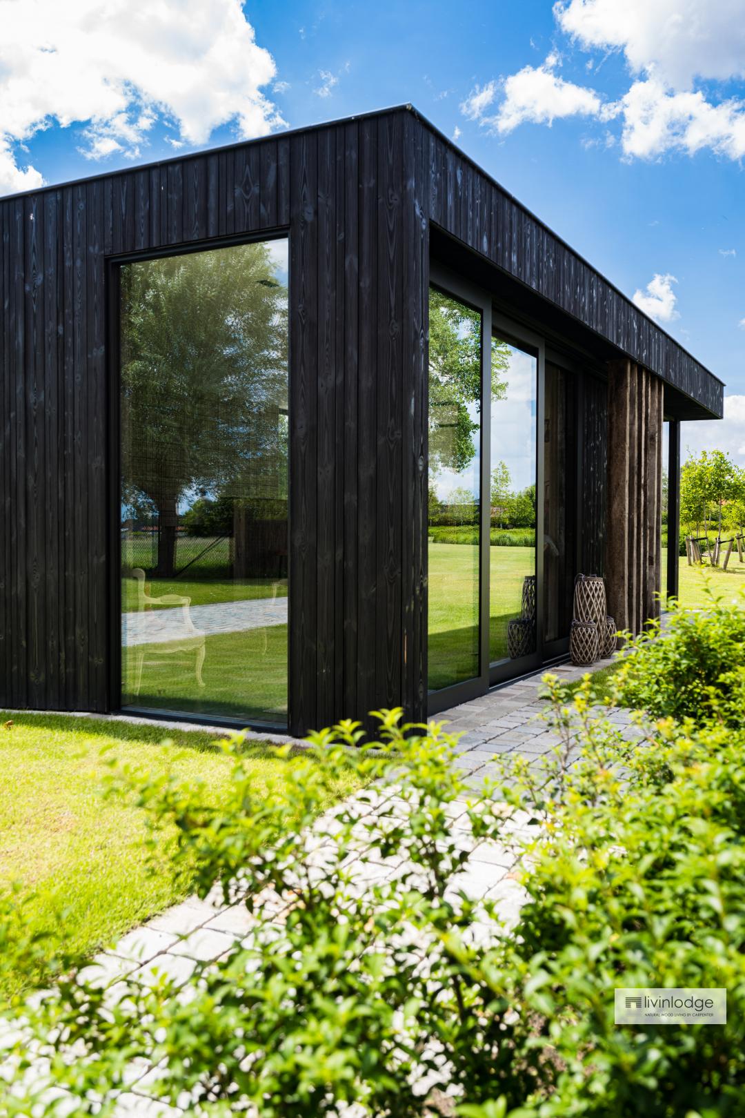 Moderne houten tuinkamer met zwarte afwerking