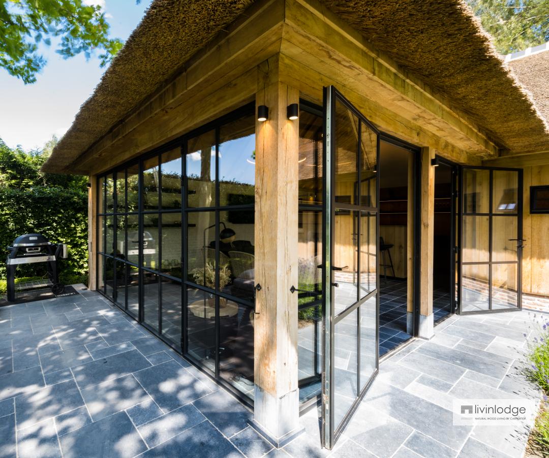 Landelijke tuinkamer met smeedijzer ramen